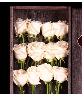 Caja de madera con Rosas Blancas